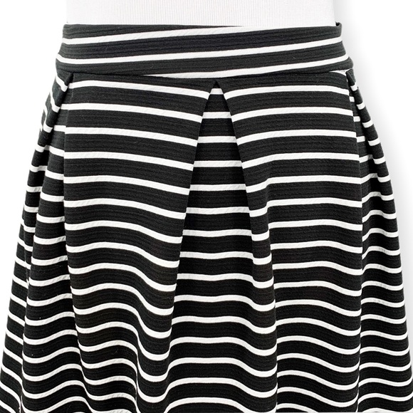 Romeo + Juliet Couture Blk White Stripe Knit Skirt - Picture 5 of 7